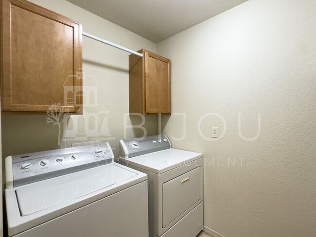 Building Photo - 1234 Chelsea Village Heights