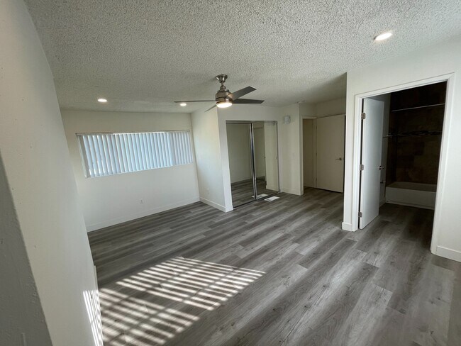 Building Photo - can371