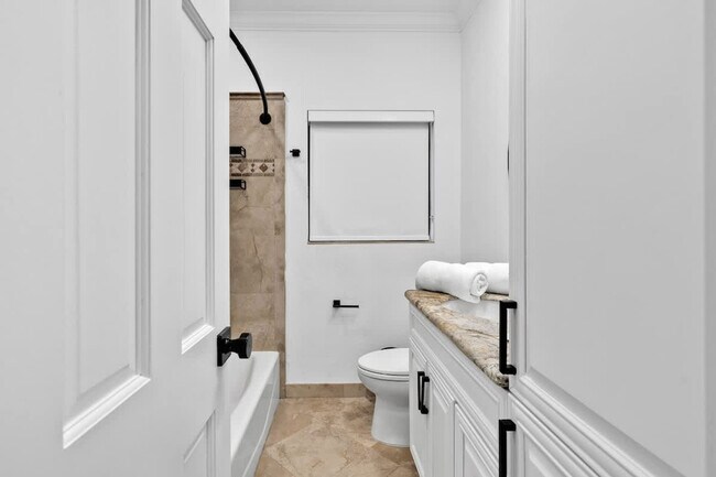 Building Photo - 704 NE 2nd St