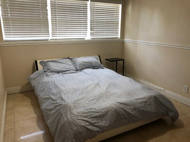 Building Photo - 909 17th Ter