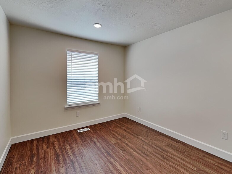 Building Photo - 2349 Frontier St