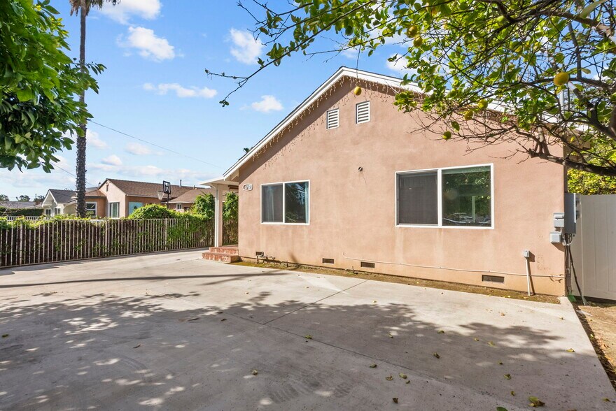 Building Photo - 6717 Cedros Ave