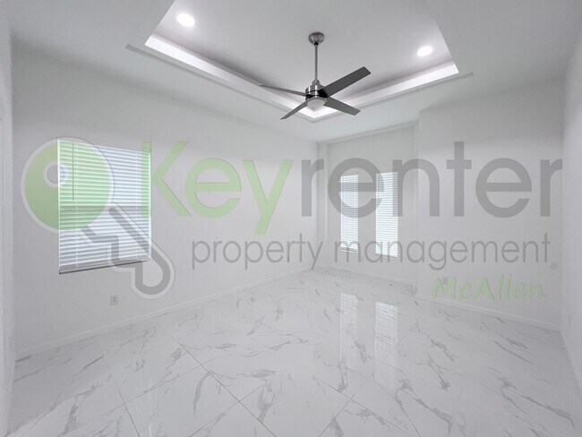 Building Photo - Stunning - 3 b/2.5 bath Home - Don't Miss Out!