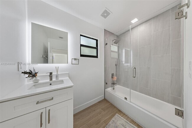 Building Photo - 180 SW 38th Ct