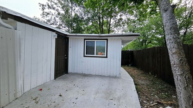 Primary Photo - Charming 2/1-Bed/bath Home in Downtown Manor