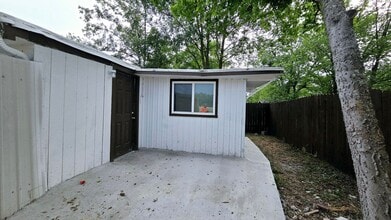 Building Photo - Charming 2/1-Bed/bath Home in Downtown Manor