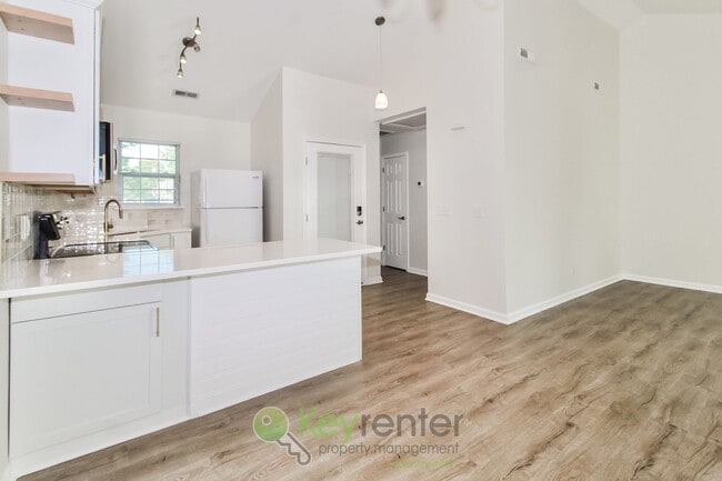 Building Photo - $500 Off 1st Month's Rent - Beautiful Townhome - 2 Br/2 Bath, Pet-Friendly. Just minutes from The...