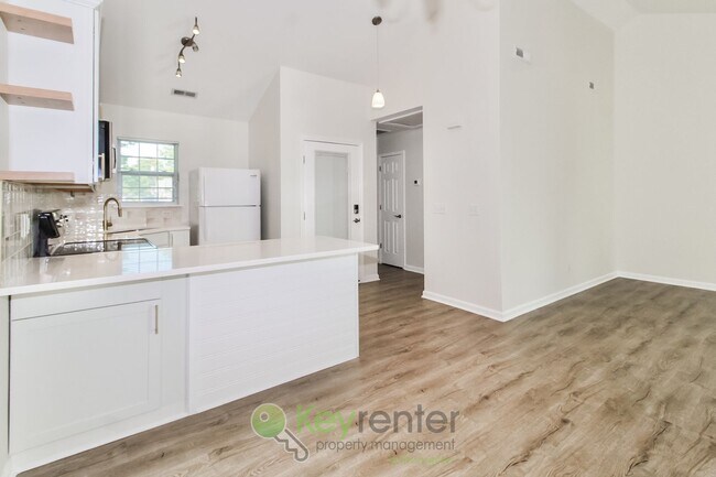 Building Photo - Beautiful Townhome - 2 Br/2 Bath, Pet-Friendly. Just minutes from The Pointe in Wilmington!