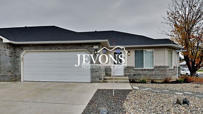 Building Photo - Two-bedroom home with a fully equipped kit...