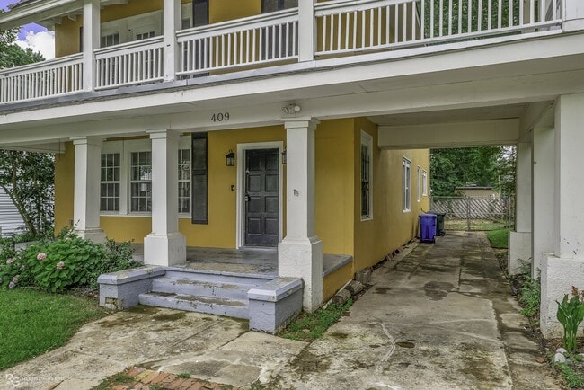 Building Photo - 409 Forest