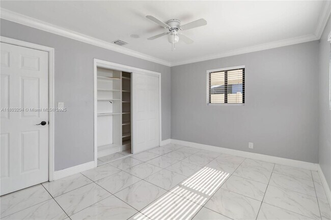 Building Photo - 913 SW 49th Ave
