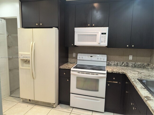 Building Photo - 850 NE 209th Terrace