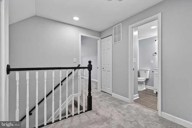 Building Photo - 2403 Kingsway Rd