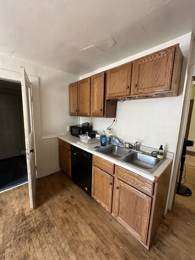 Building Photo - Great 3 bed 1 bath close to campus! Available June 1st