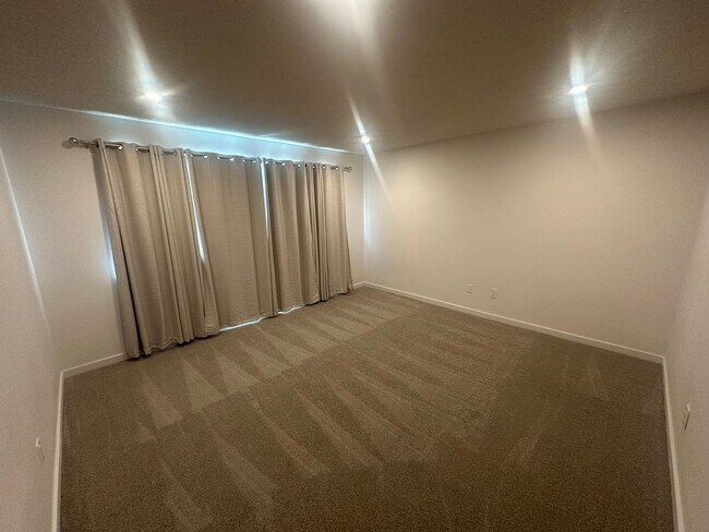 Building Photo - Remodeled 3 Bedroom!