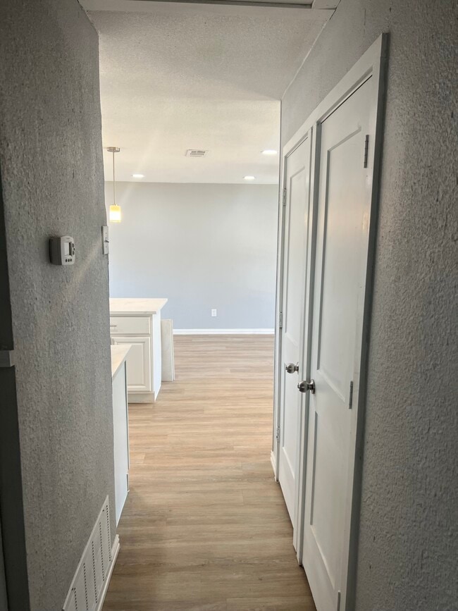 Building Photo - 1010 Monticlair