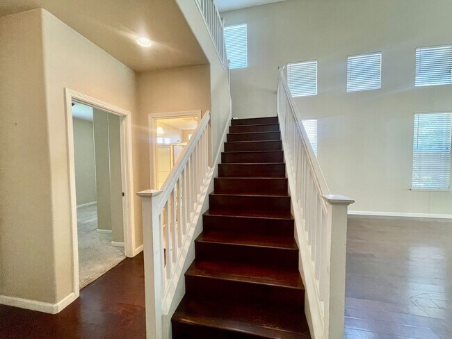 Building Photo - Beautiful 4bed / 3bath 3,281 SQFT Move in ...