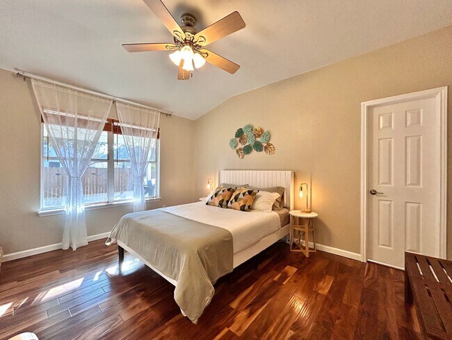 Building Photo - Cozy 3 Bed / 2 Bath Single-Story Home with Garage & Fenced Yard