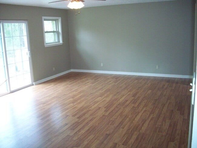 Building Photo - 412 E Lee Ave