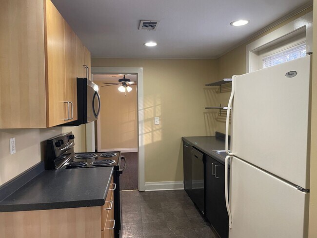 Building Photo - 2 Bed, 1 Bath Apartment