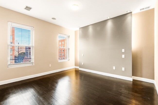 Building Photo - 526 Manila Ave