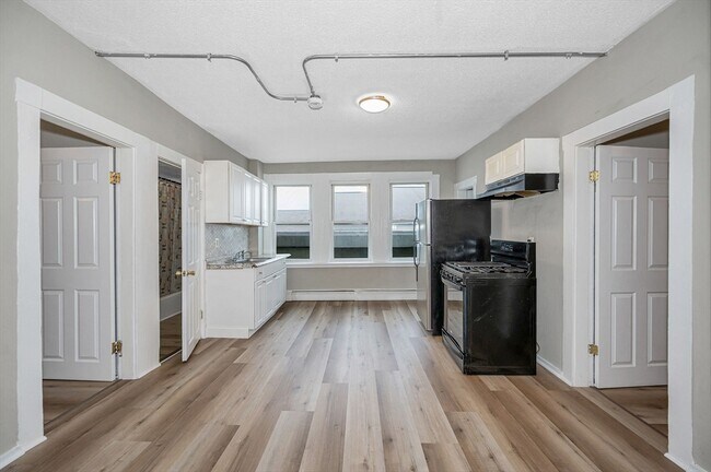 Building Photo - 50 1/2 Common St