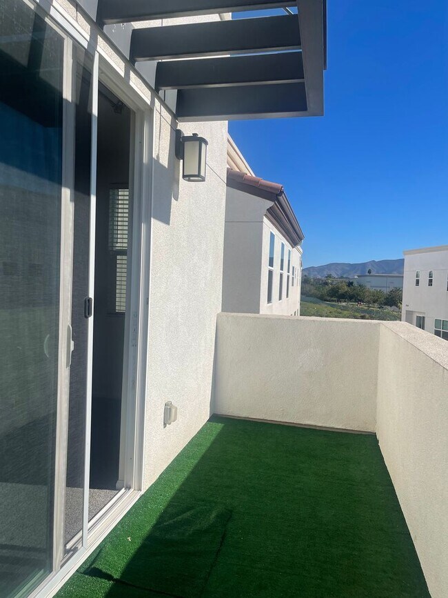 Building Photo - Spacious 4 Bedroom, 3.5 Bathroom Townhome