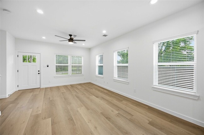Building Photo - 8412 Darien St