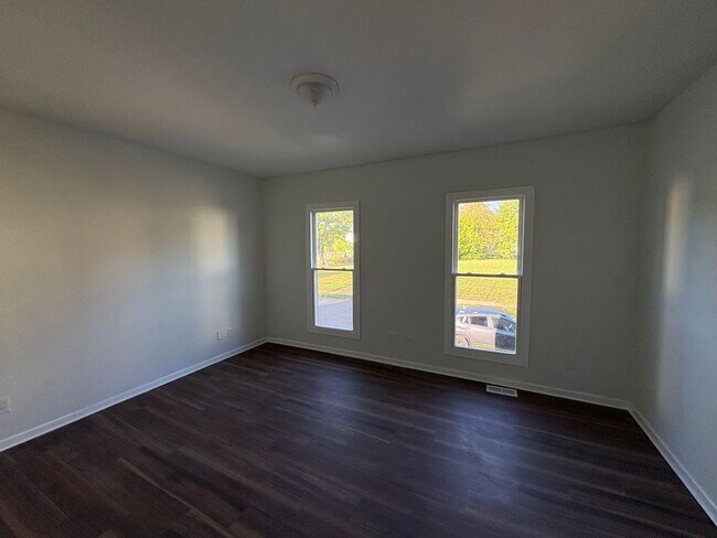 Building Photo - Three bedroom one bathroom home for rent