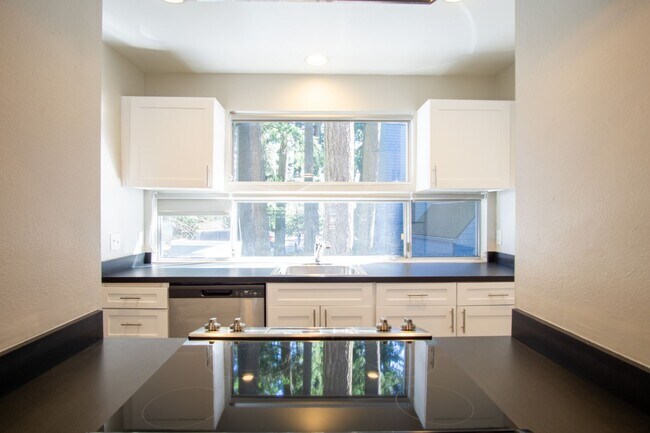 Building Photo - Fantastic Lake Oswego 2Bdr w/Fireplace, Dishwasher & W/D + Balcony