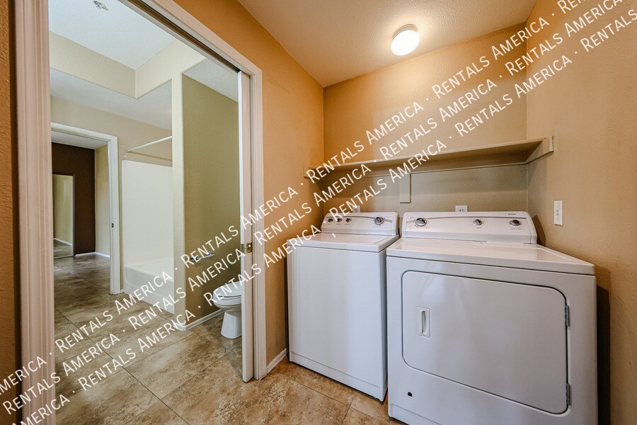 Building Photo - 2929 W Yorkshire Dr