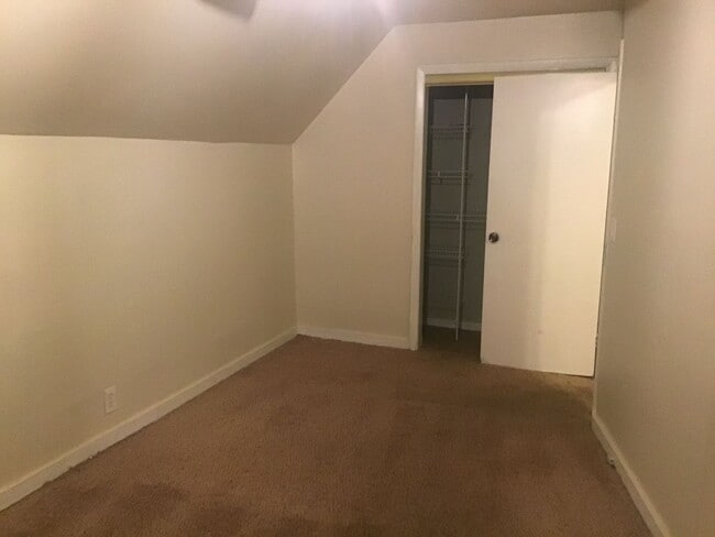 Building Photo - 4 Bedroom 1.5 bathroom Single Family Home