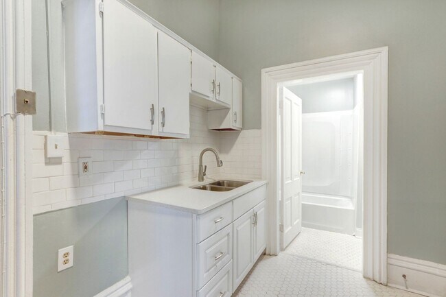 Building Photo - Large Two Bedroom Apartment - Lots of Hist...