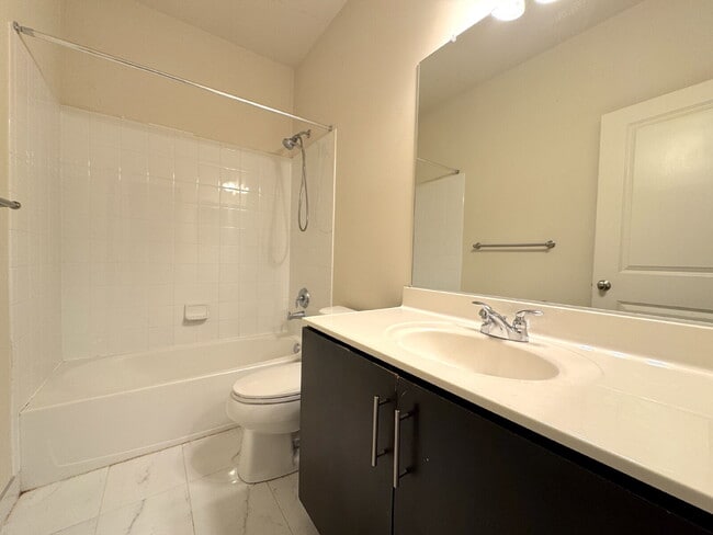 Building Photo - Exquisite Brambleton Living: A Spacious Fa...