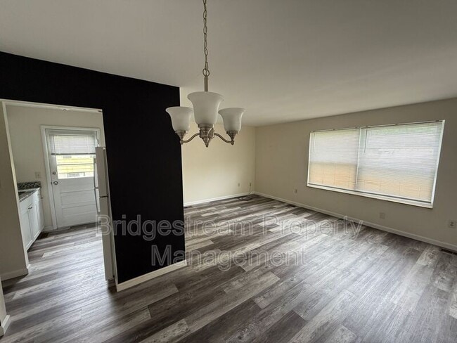 Building Photo - 4352 Sunray Rd
