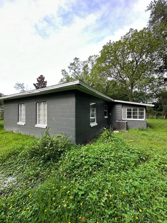 Building Photo - 3553 Centerhill Dr N