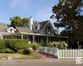 Building Photo - Stunning Furnished Eastside Home