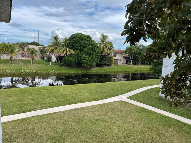 Building Photo - 10367 N Kendall Dr