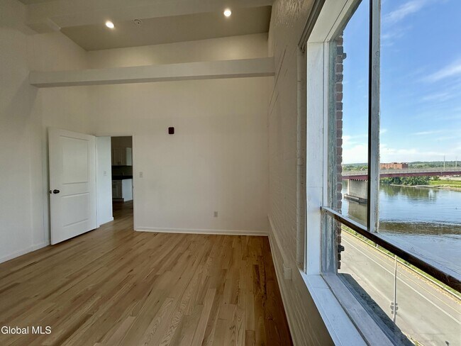 Building Photo - 155 River St