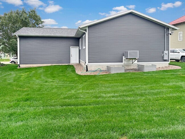 Building Photo - 607 W Main St