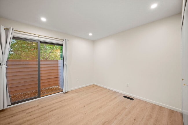 Building Photo - 875 Brandon Cir