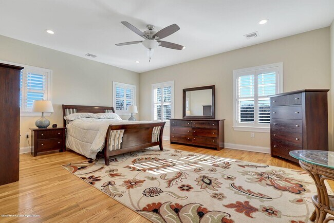 Building Photo - 330 Villa Park Wy