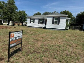 Building Photo - two bed One bath home in Midwest City!