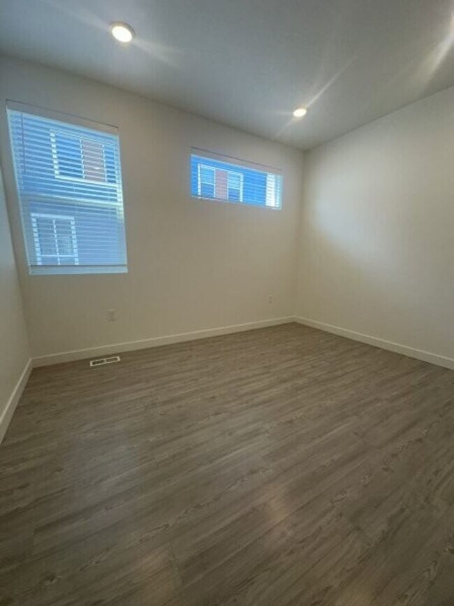 Building Photo - 572 E 3860 S