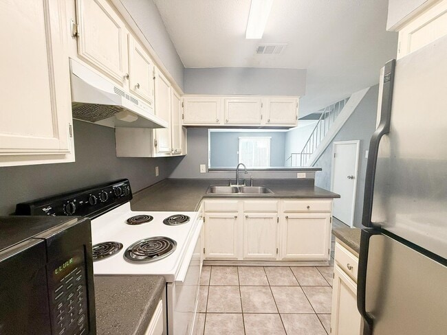 Building Photo - Spacious 2 story townhouse with fenced yard!