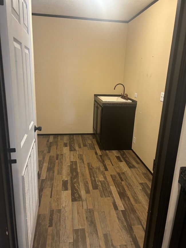 Building Photo - Nice 4 bedroom, 2 bath home with beautiful...