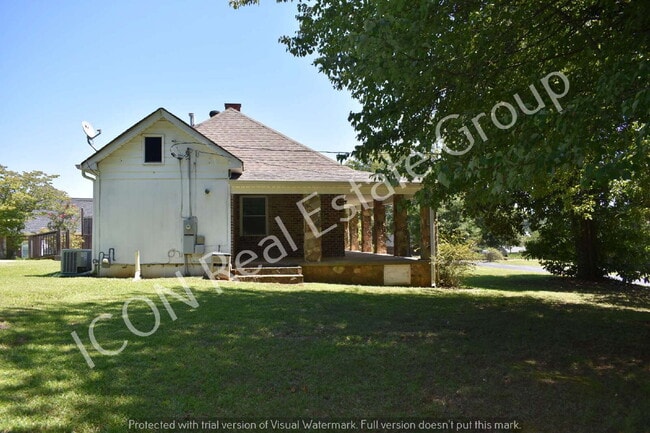Building Photo - 1/1 home with detached garage
