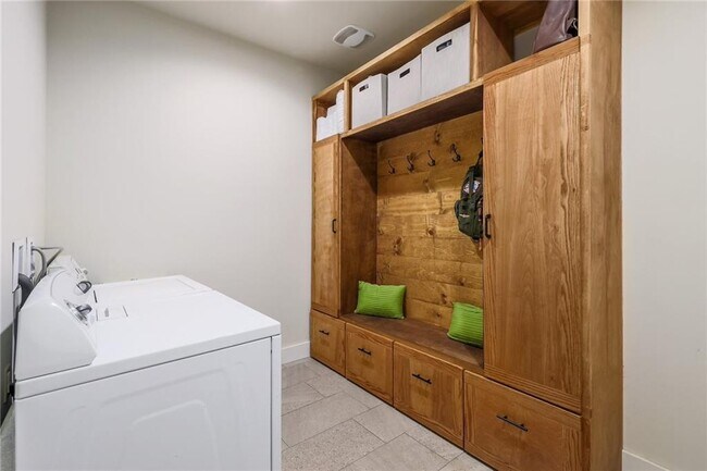 Building Photo - 8005 Flintlock Cir