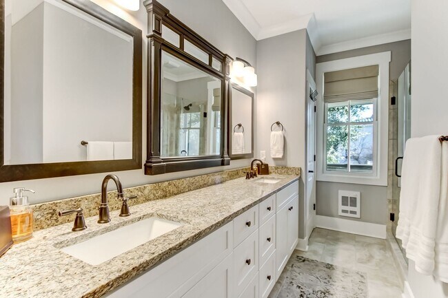 Building Photo - Luxury 3BR Townhome  in Savannah
