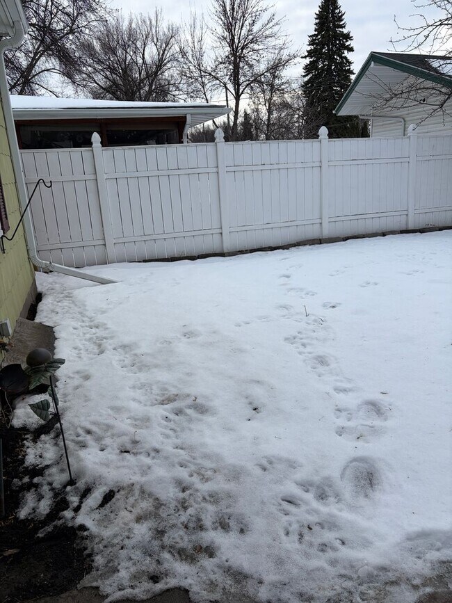 Building Photo - Charming 2-Bedroom, 1.5-Bath with Garage & Fenced Yard